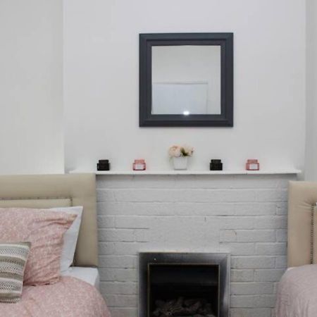 Newly Refurbished 3 Bed 2.5 Bath House In Staines Villa Buitenkant foto