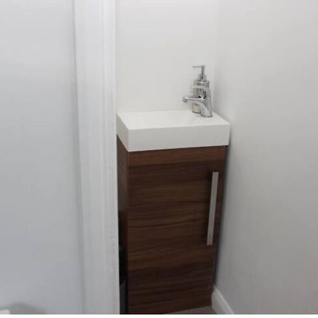 Newly Refurbished 3 Bed 2.5 Bath House In Staines Villa Buitenkant foto