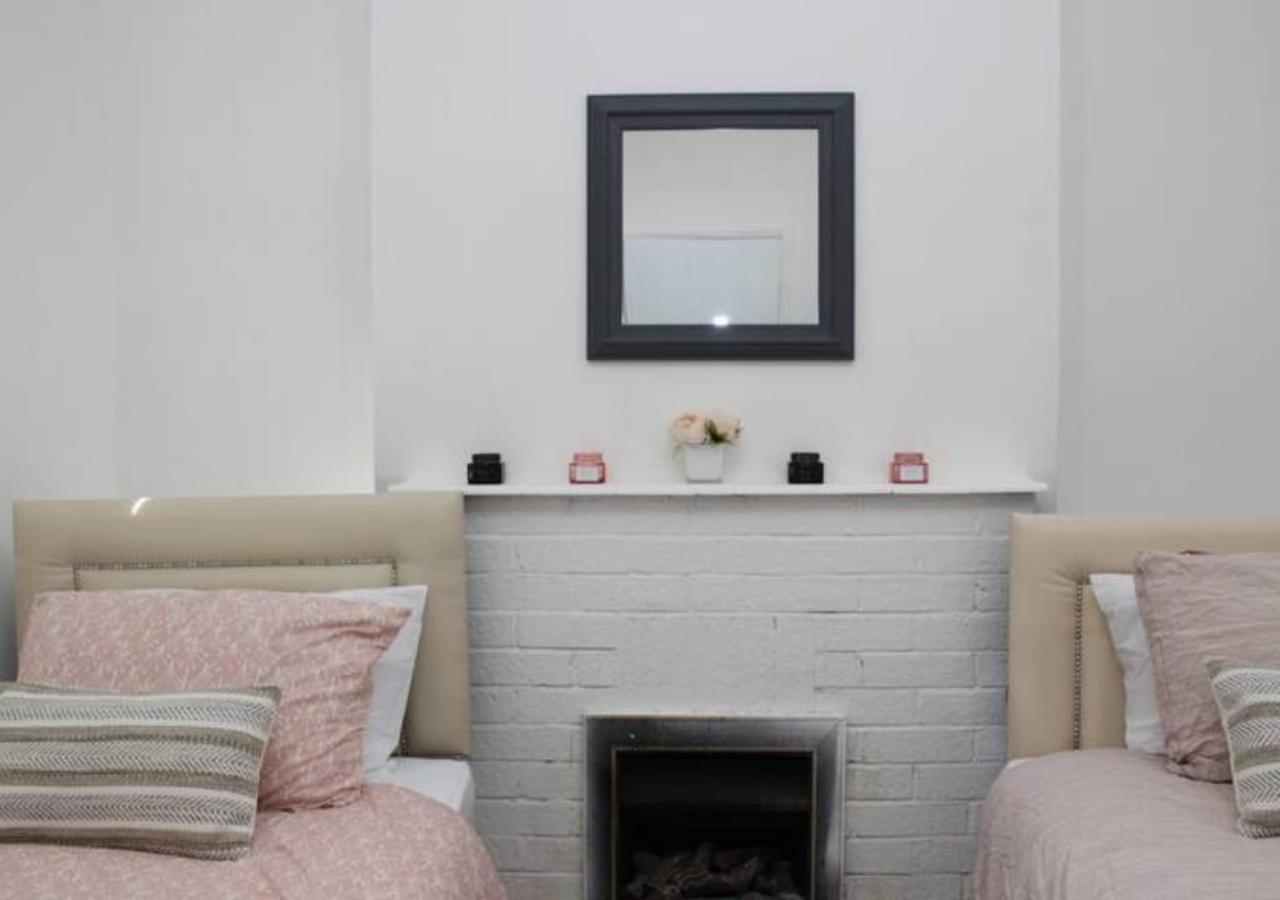 Newly Refurbished 3 Bed 2.5 Bath House In Staines Villa Buitenkant foto