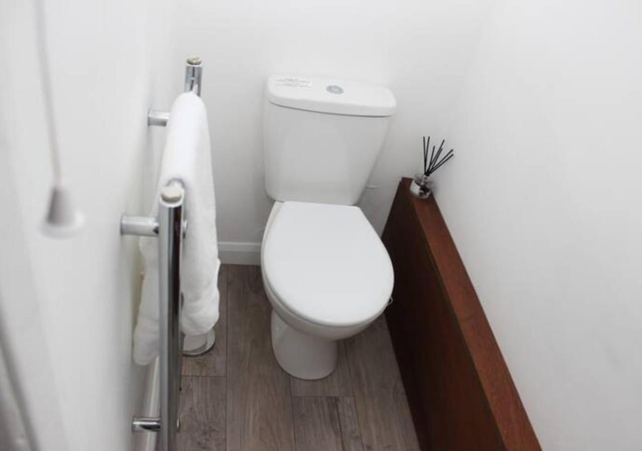 Newly Refurbished 3 Bed 2.5 Bath House In Staines Villa Buitenkant foto