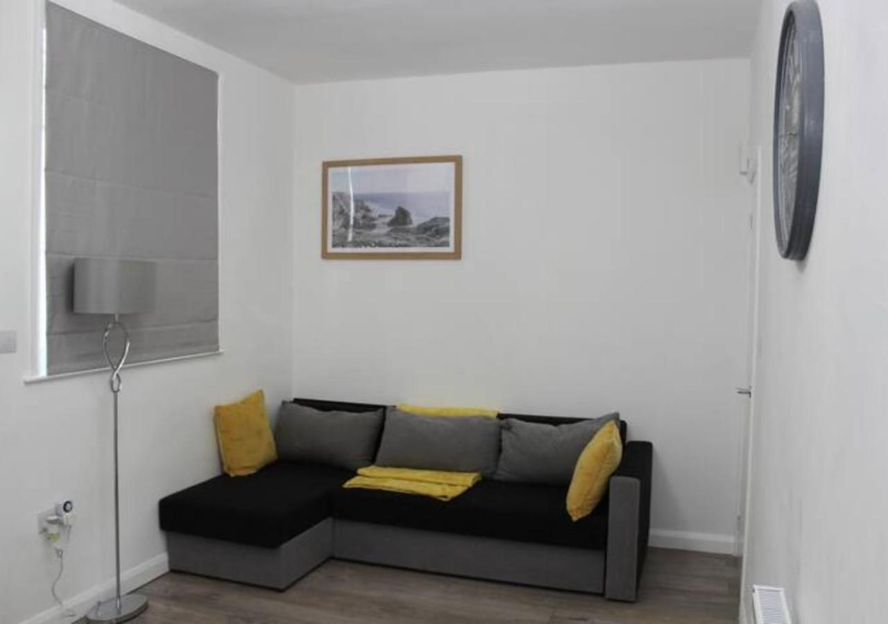 Newly Refurbished 3 Bed 2.5 Bath House In Staines Villa Buitenkant foto