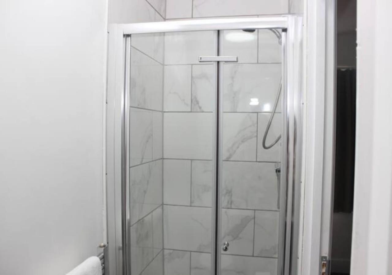Newly Refurbished 3 Bed 2.5 Bath House In Staines Villa Buitenkant foto