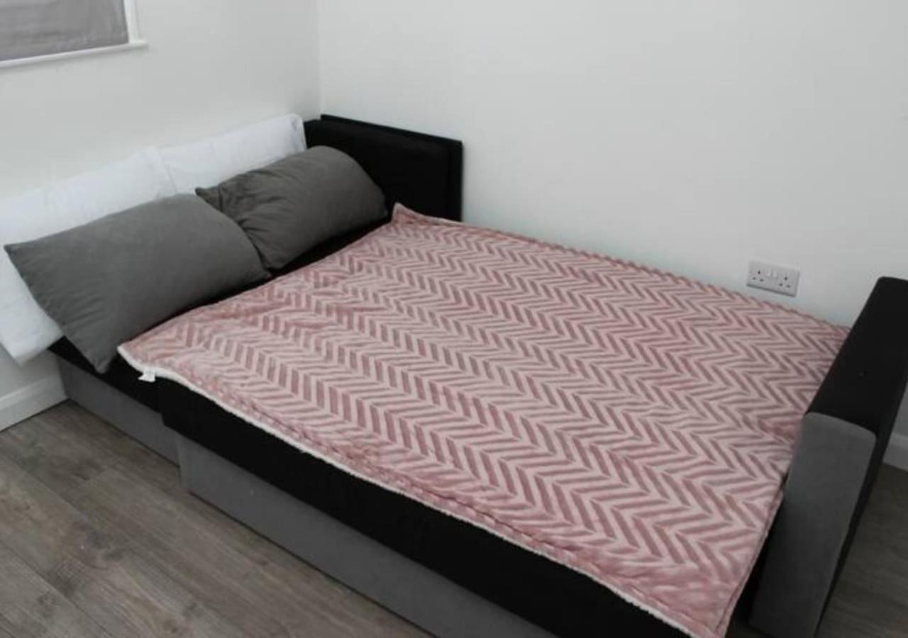Newly Refurbished 3 Bed 2.5 Bath House In Staines Villa Buitenkant foto