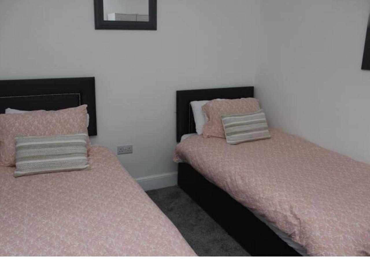 Newly Refurbished 3 Bed 2.5 Bath House In Staines Villa Buitenkant foto