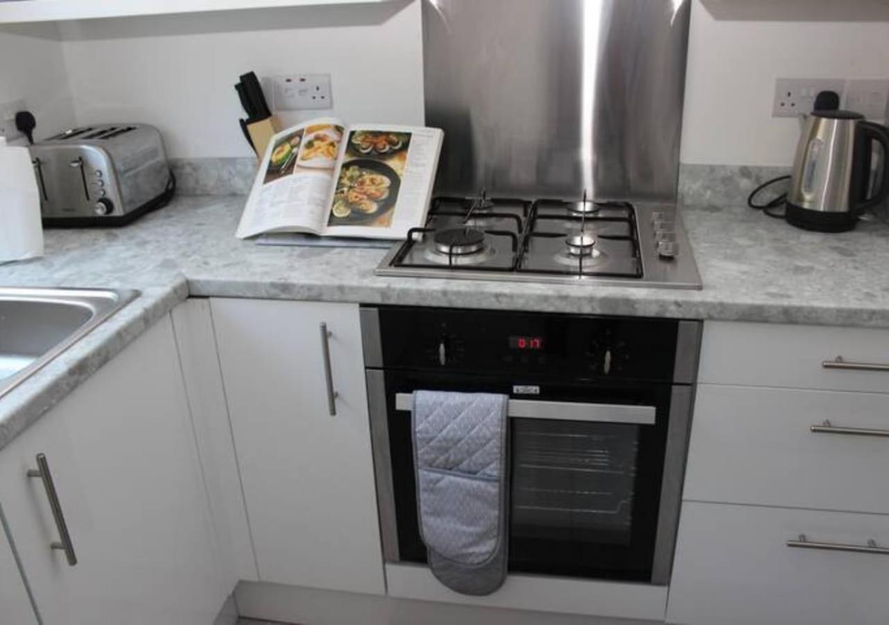 Newly Refurbished 3 Bed 2.5 Bath House In Staines Villa Buitenkant foto