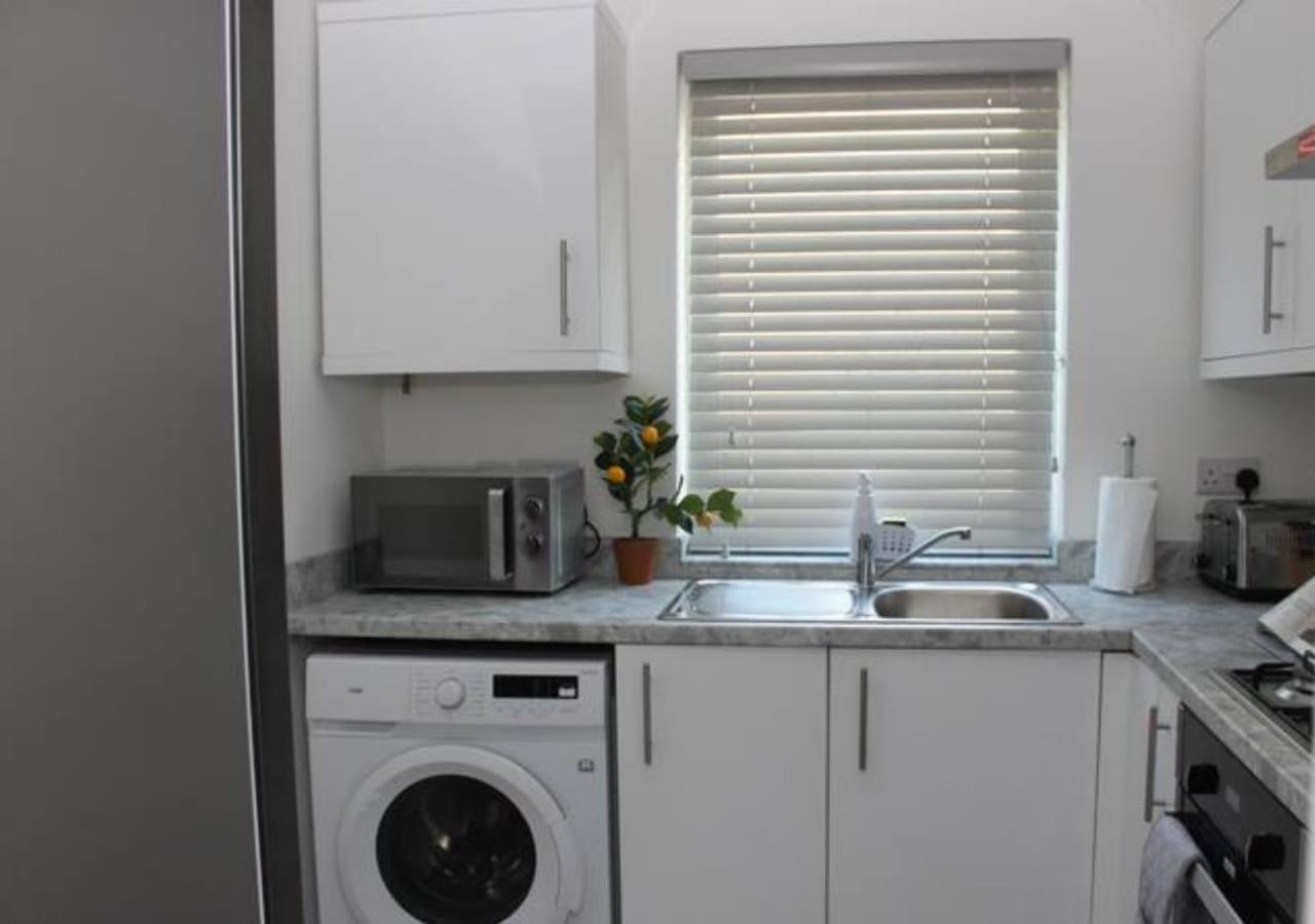 Newly Refurbished 3 Bed 2.5 Bath House In Staines Villa Buitenkant foto
