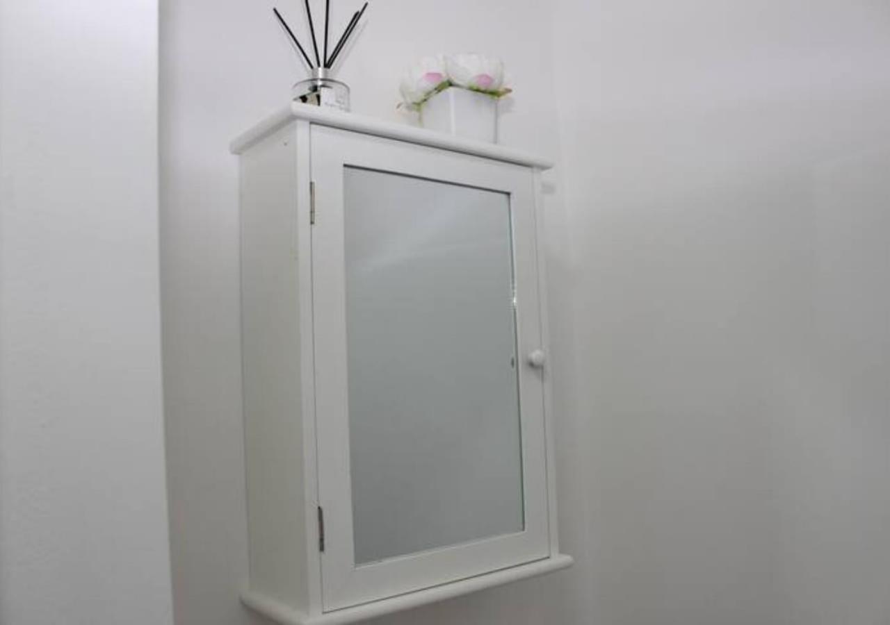 Newly Refurbished 3 Bed 2.5 Bath House In Staines Villa Buitenkant foto