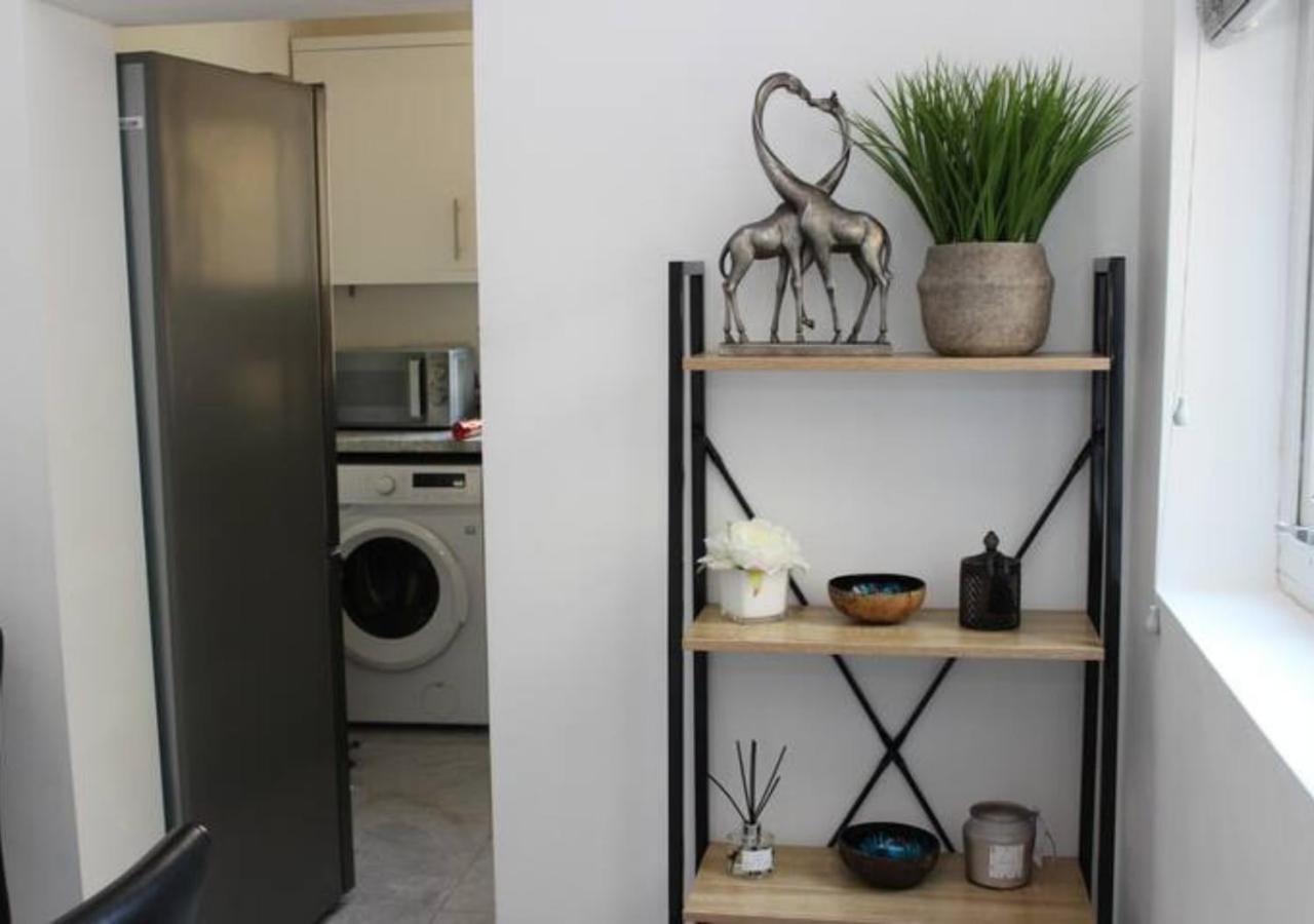 Newly Refurbished 3 Bed 2.5 Bath House In Staines Villa Buitenkant foto