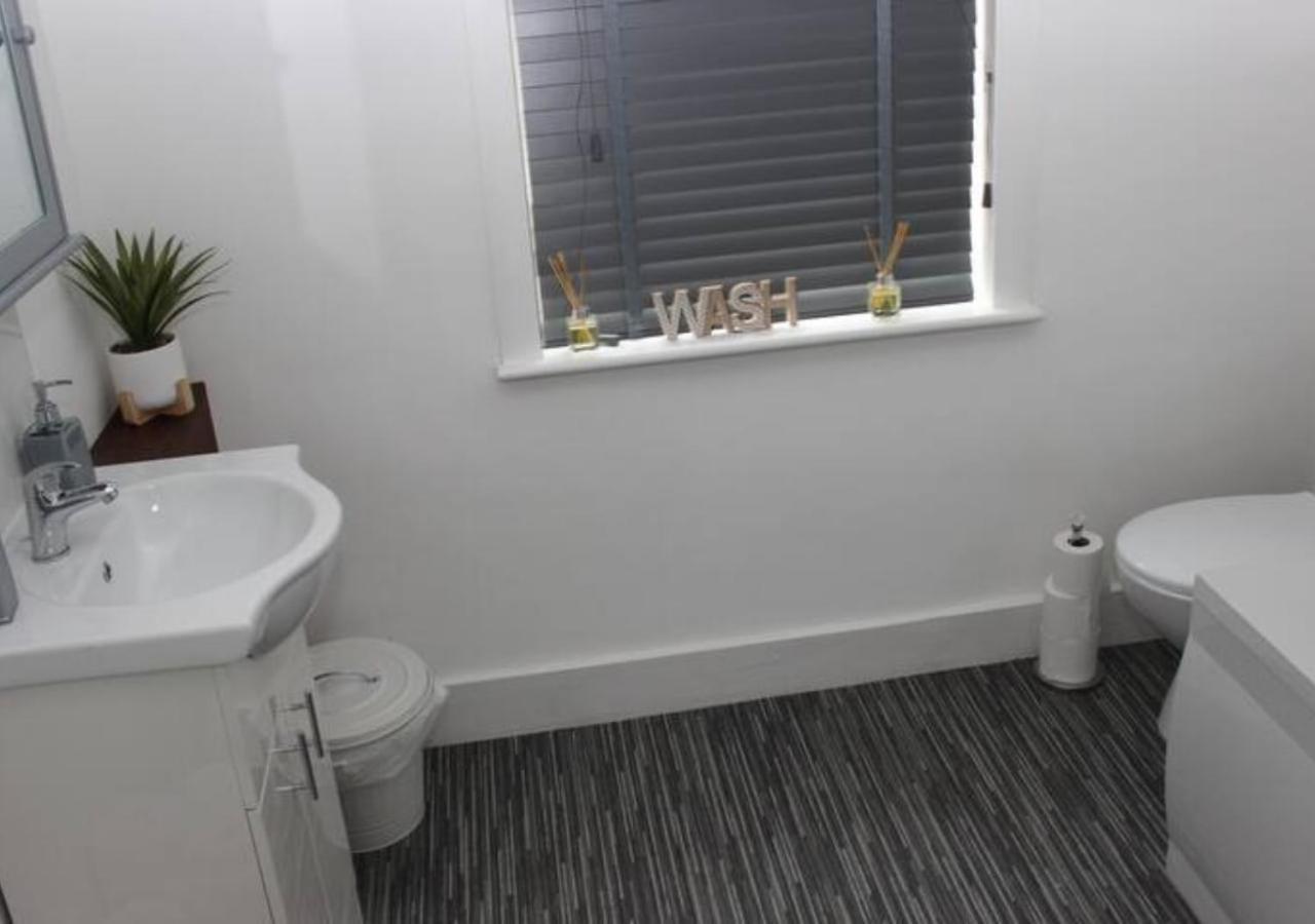 Newly Refurbished 3 Bed 2.5 Bath House In Staines Villa Buitenkant foto