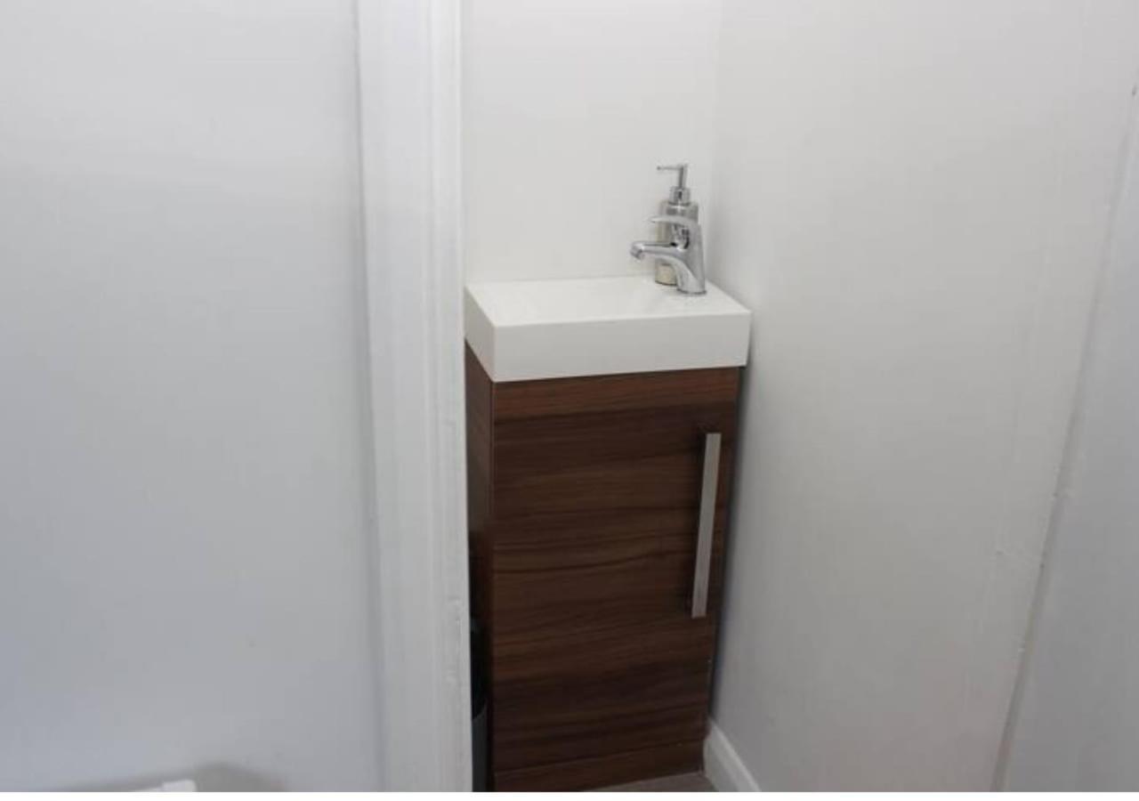Newly Refurbished 3 Bed 2.5 Bath House In Staines Villa Buitenkant foto
