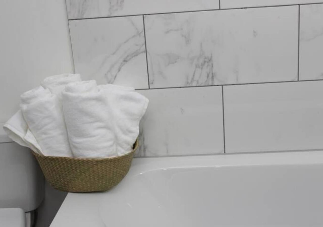 Newly Refurbished 3 Bed 2.5 Bath House In Staines Villa Buitenkant foto