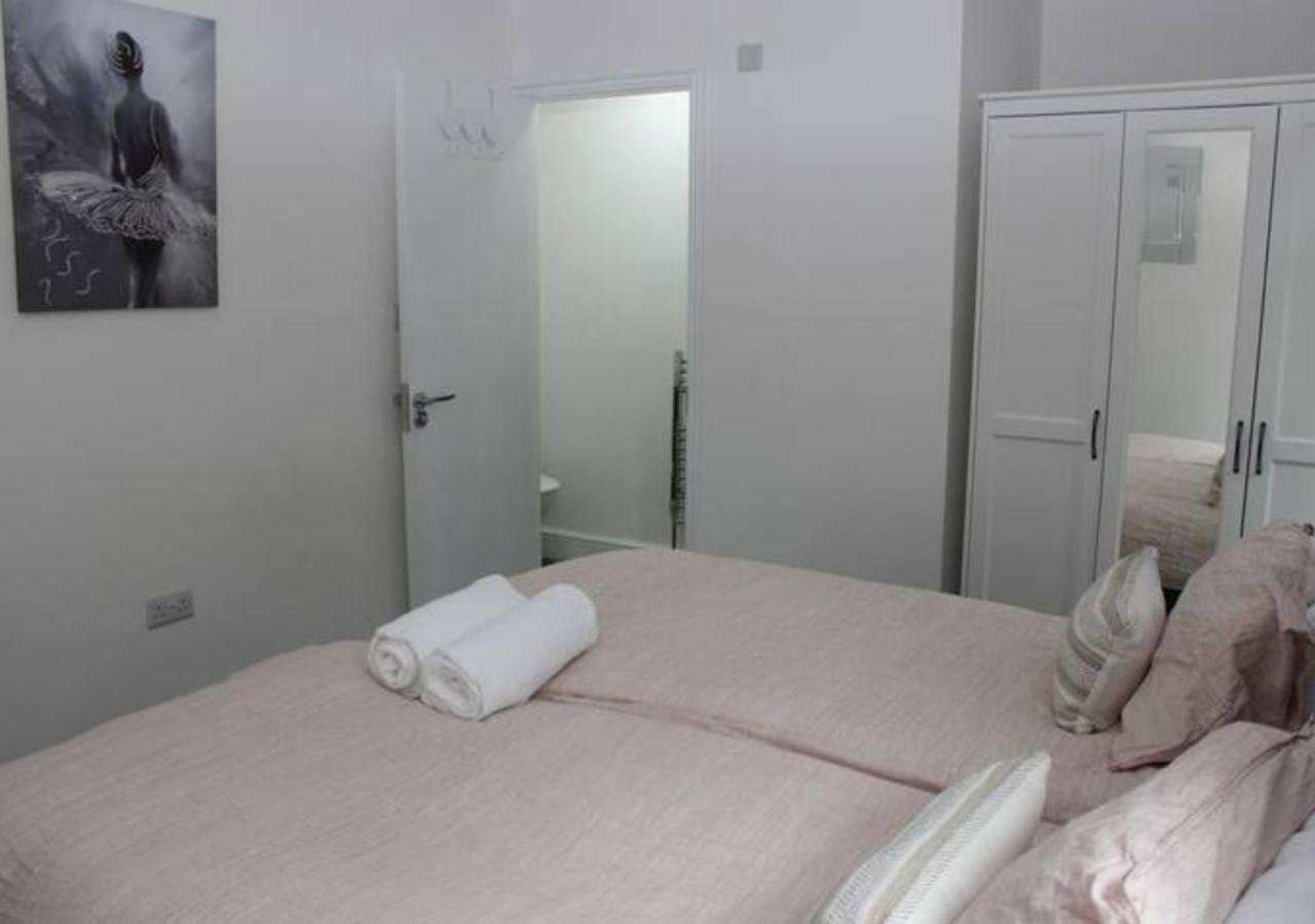 Newly Refurbished 3 Bed 2.5 Bath House In Staines Villa Buitenkant foto